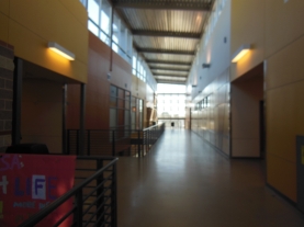 los pasillos cuentan con espacio suficiente para que los estudiantes realizen el recorrido necesario para trasladarse de un salon a otro en el cambio de materia o de un edificio a otro dependiendo del area que les toque llevar en su clase